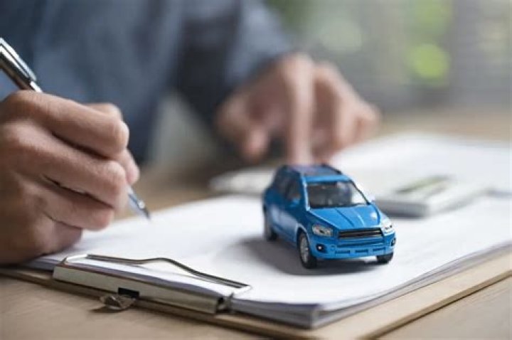 How can I check when my car insurance expires in Dubai?