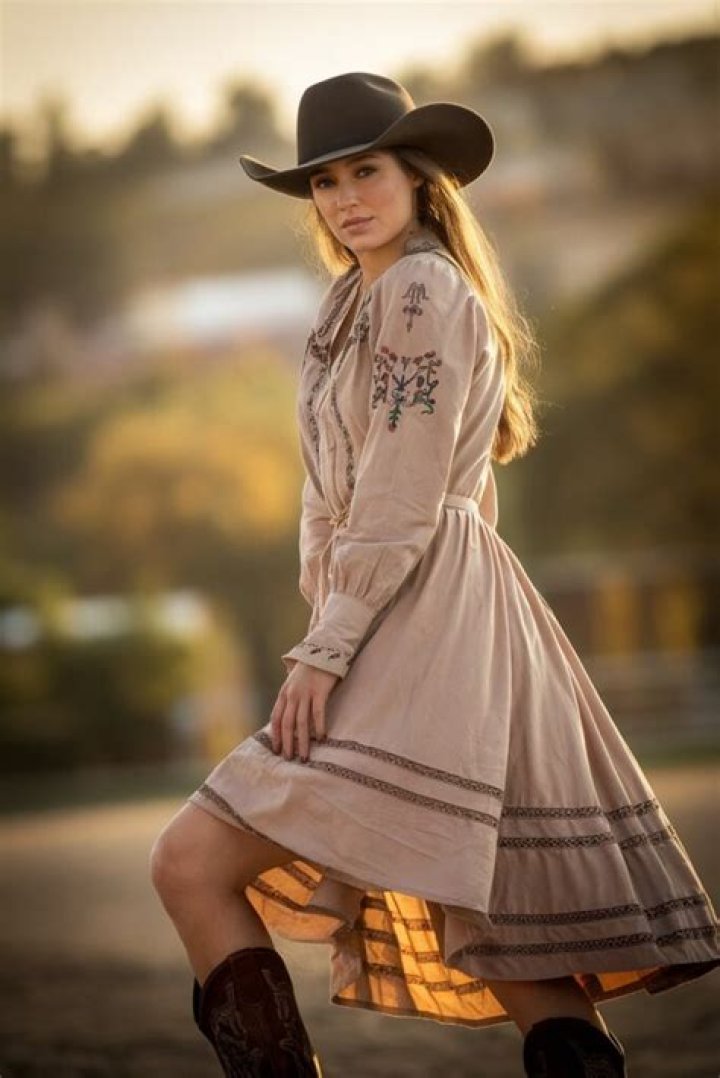 How do you dress for a rodeo?