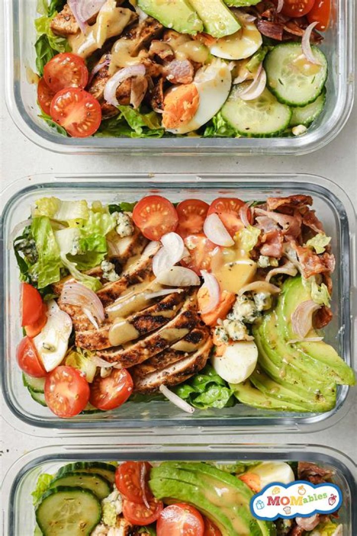 How do you make a salad for lunch?