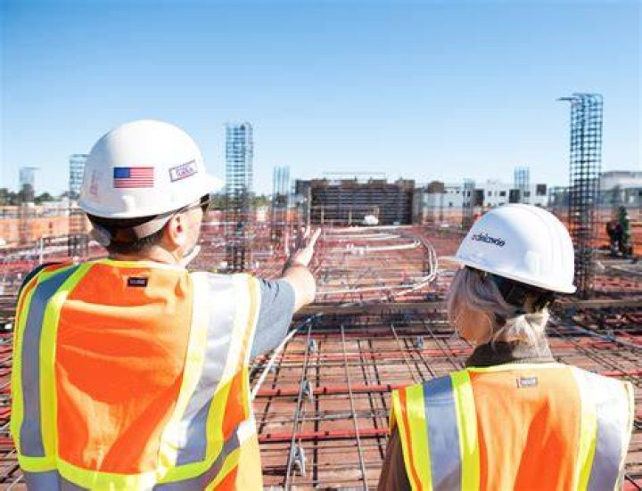 How much does a construction worker make in Toronto?