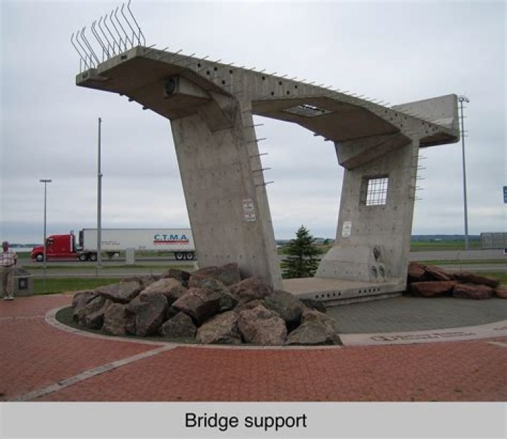 What company built the Confederation Bridge?