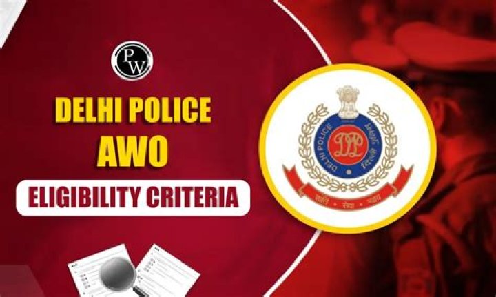 What is qualification for Delhi Police?
