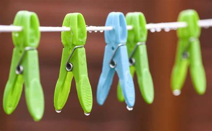What is the meaning of clothes pegs?