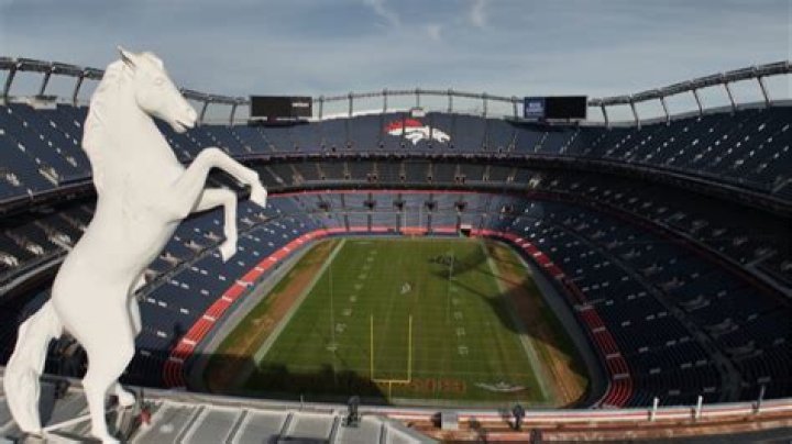 Who are the past quarterbacks for the Denver Broncos?